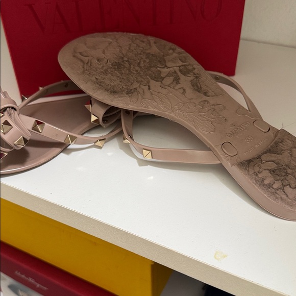 Valentino Nude Bow Jelly Thong Sandals with Gold Rockstuds - Picture 3 of 5